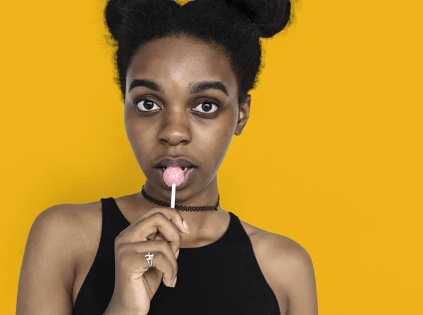 Mujer africana comiendo dulces —  Fotos de Stock