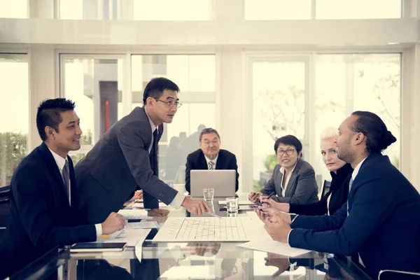 Gente de negocios discutiendo proyecto — Foto de Stock