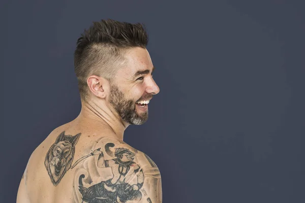 Χαμογελαστός άνθρωπος με τατουάζ — Φωτογραφία Αρχείου