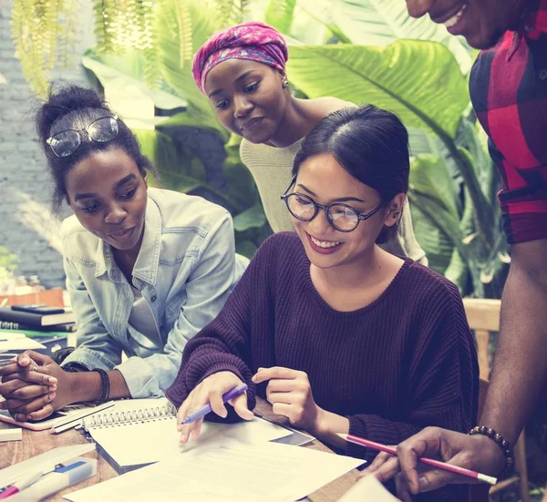 Mångfald studenter brainstorming — Stockfoto