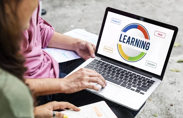 Studenten met behulp van laptop samen — Stockfoto