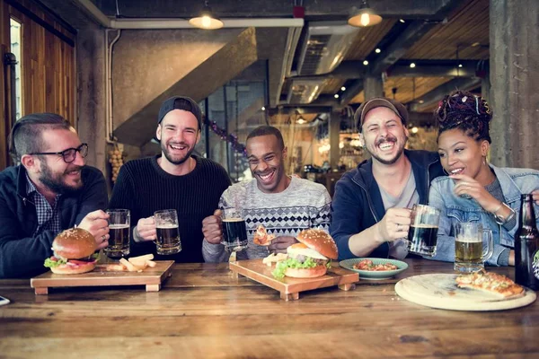Çeşitlilik insanlar bira ile kutlayan — Stok fotoğraf
