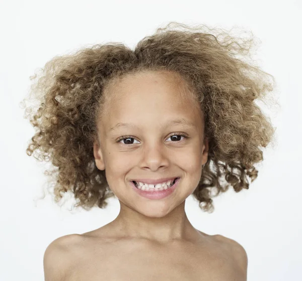 Mixte race garçon avec des cheveux bouclés — Photo