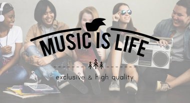 Arkadaşlar birlikte vakit geçiriyorlar.