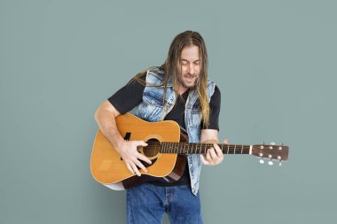 Studio poz uzun saçlı adam