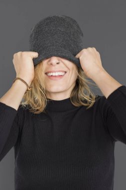  Kafkas kadın giyiyor şapka