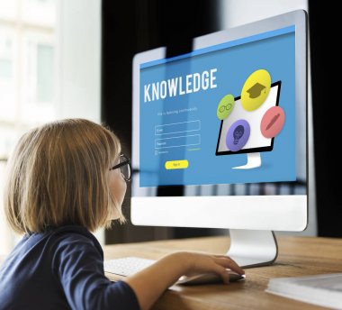 Bilgisayar kullanan kız