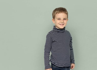 stüdyoda küçük sevimli çocuk