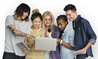 Arkadaşlar dijital cihazlar kullanarak