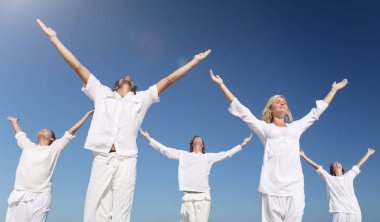 Kumsalda yoga yapmak insanlar