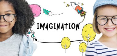 Gülümseyen iki kız