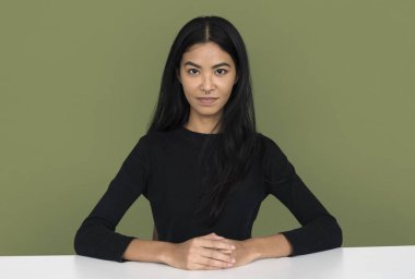 Asyalı kadın tablosu tarafından oturur