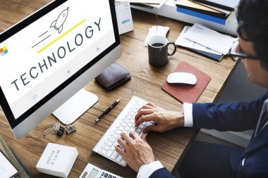 Bilgisayarda çalışan iş adamı