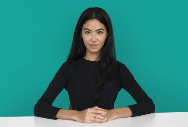 Asyalı kadın tablosu tarafından oturur