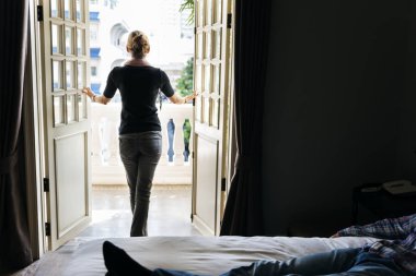 balkon kapıları açma kadın