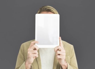 Dijital tabletli adam.