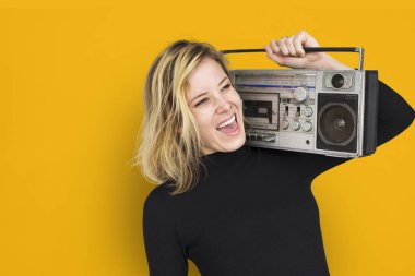 Jukebox tutan kadın