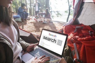 Dizüstü bilgisayar kullanan kişi