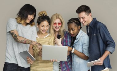 Arkadaşlar dijital cihazlar kullanarak