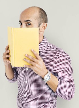 Stüdyoda poz veren adam