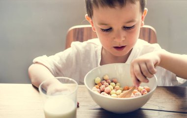 Küçük çocuk kase mısır gevreği ile