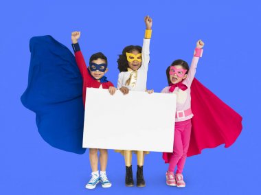 süper kahraman kostümleri giyen çocuk