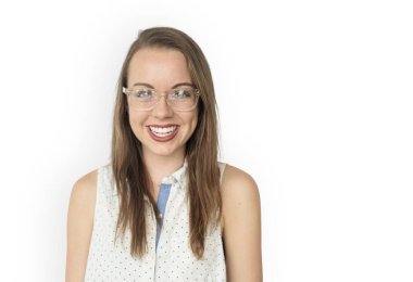 Neşeli kadın gülümseyerek 