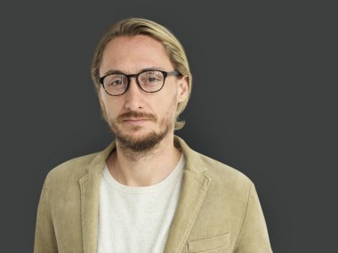 gülümseyen yakışıklı adam