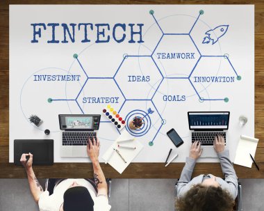 masada oturan insanlar. 