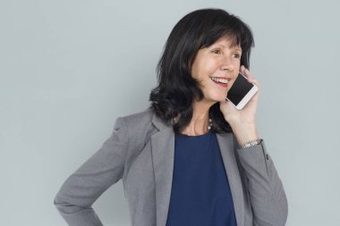  Kadın cep telefonuyla konuşuyor.