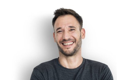 Adam gülen ve stüdyoda poz