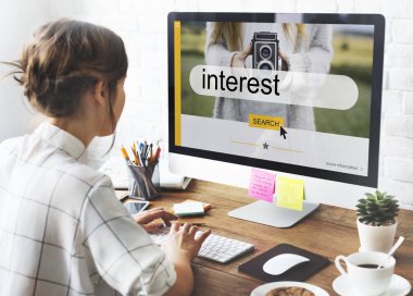 bilgisayar ile çalışan kadın 