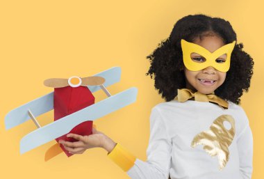 Afrikalı kız stüdyoda poz