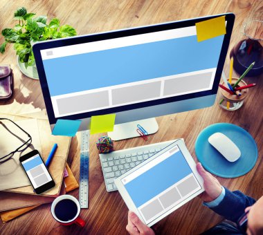 Tablet kullanan adam