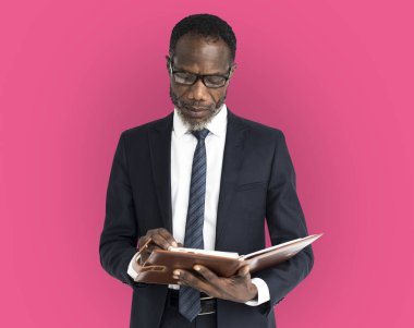 gülümseyen yakışıklı adam