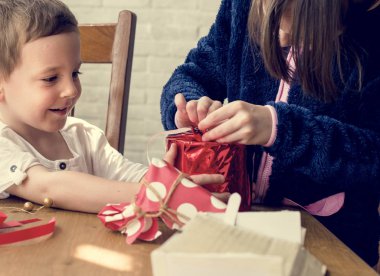 erkek ve kız mevcut kutusunu açma