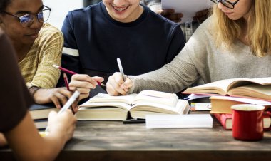 bir grup öğrenci birlikte okuyorlar.
