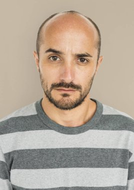 Stüdyoda poz veren adam