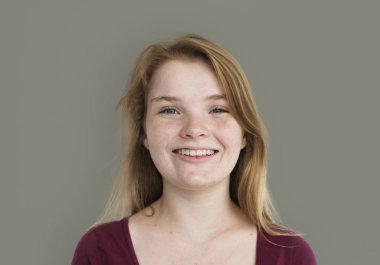 Gülümseyen genç kız