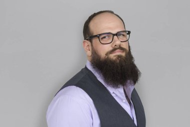 Adam gözlük ve sakallı