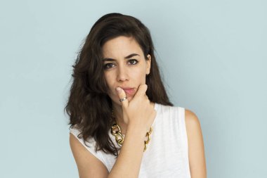 kadın stüdyoda poz