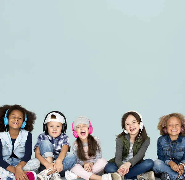 Grupo de crianças com fones de ouvido — Fotografia de Stock