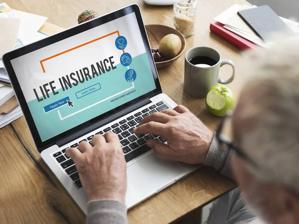 Man using laptop — Stock Photo, Image