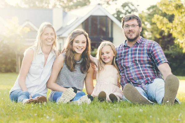 Glückliche Familie zusammen im Freien — Stockfoto