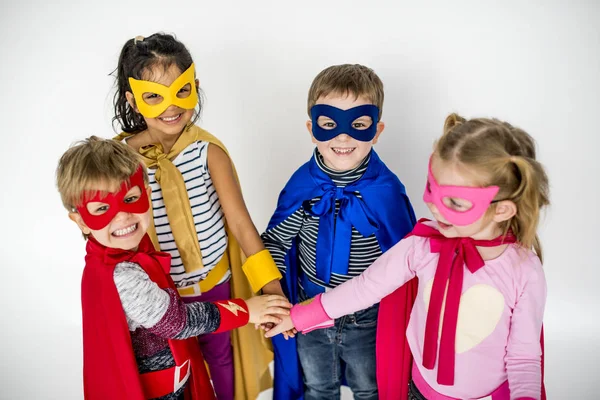 Crianças em trajes de super-herói — Fotografia de Stock