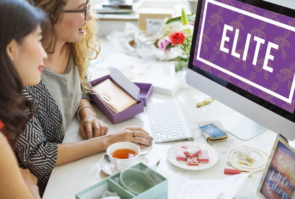 женщины, использующие компьютер в офисе
