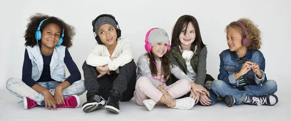 Groep kinderen met koptelefoon — Stockfoto