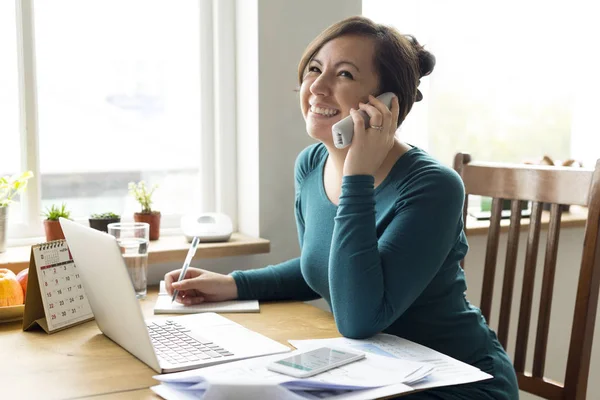 Femme parlant au téléphone — Photo