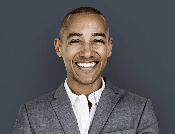 Estudio rodaje de hombre de negocios sonriendo — Foto de Stock