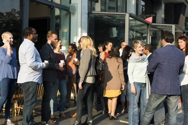 Gente de negocios hablando al aire libre —  Fotos de Stock